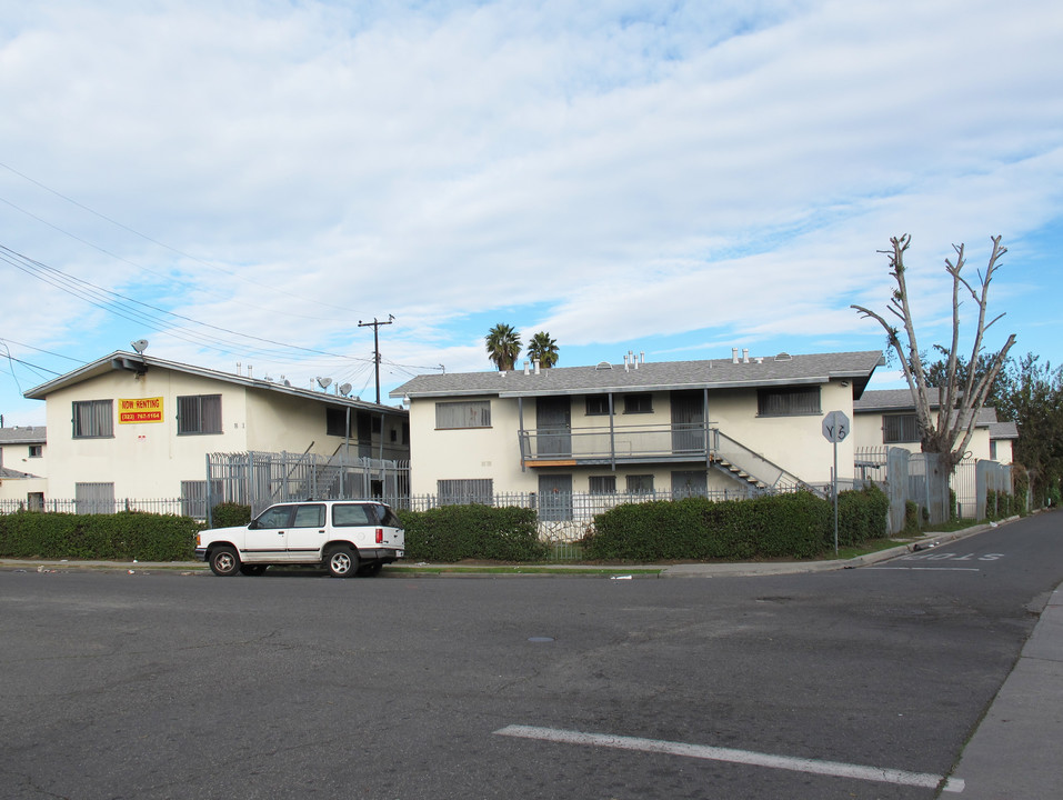 831 E Pine St in Compton, CA - Building Photo