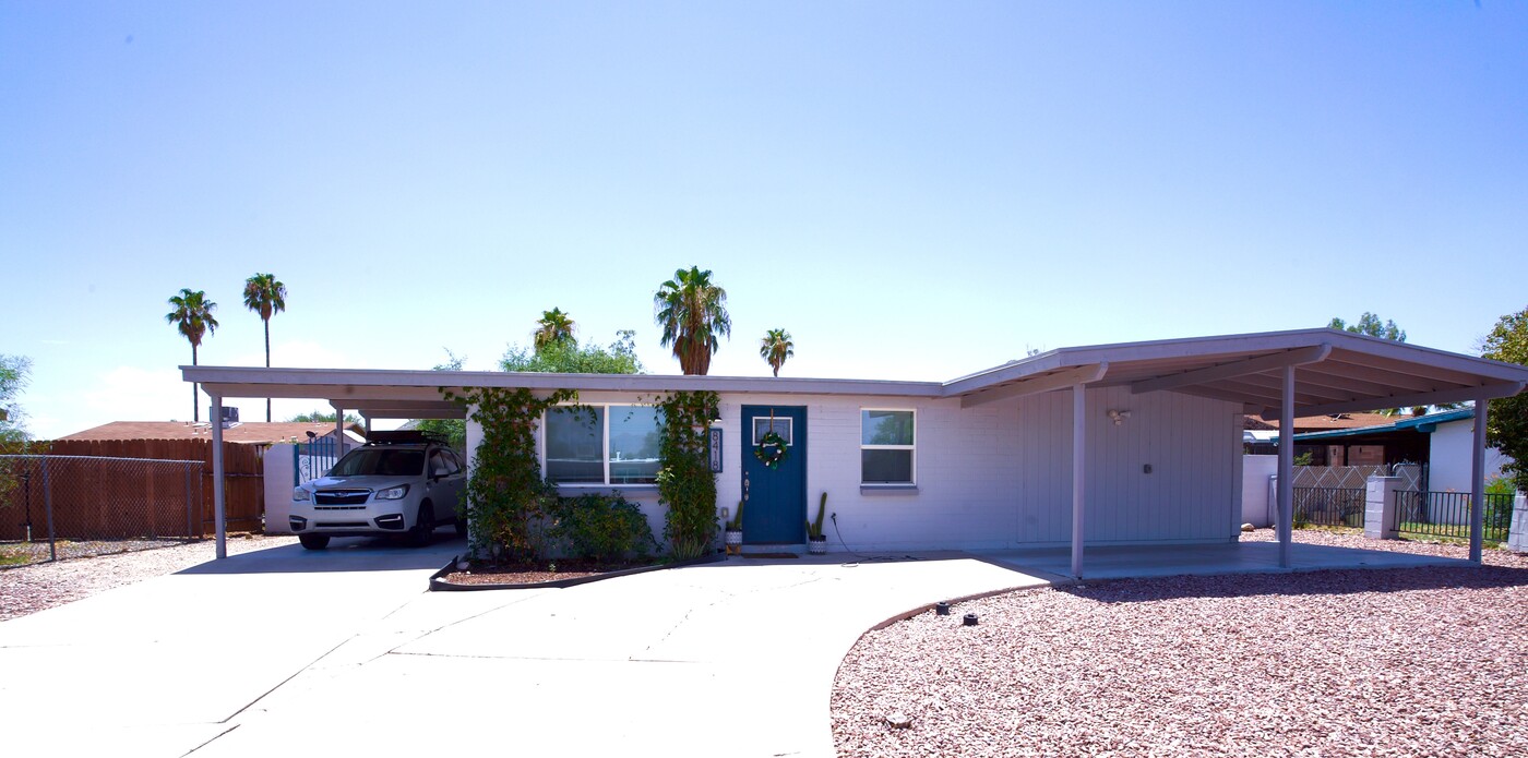 8418 E Fond Du Lac Dr in Tucson, AZ - Foto de edificio