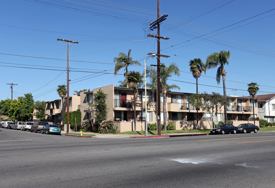 7701 Reseda Blvd in Reseda, CA - Building Photo