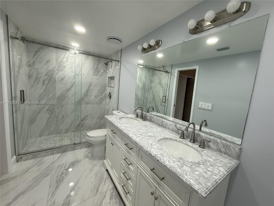 5416 Eagle Lake Dr in Palm Beach Gardens, FL - Building Photo