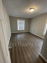 2211 Queen Ave N in Minneapolis, MN - Building Photo - Building Photo