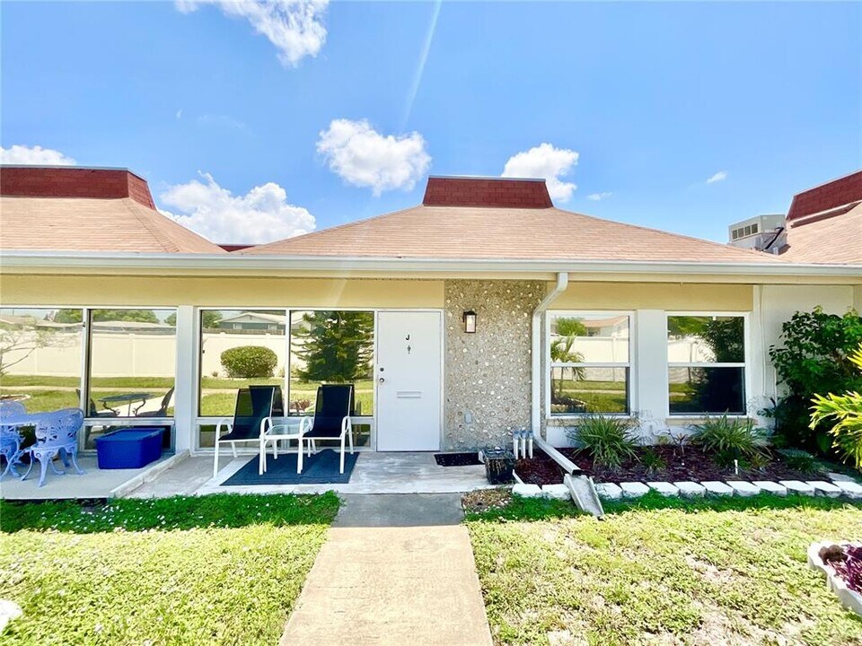 4345 Tahitian Gardens Cir in Holiday, FL - Building Photo