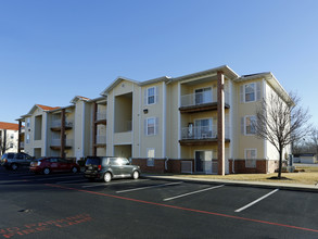 The Carlyle Apartment Homes in Springfield, MO - Building Photo - Building Photo