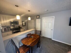 1702 Avant St, Unit Valrico Cottage in Valrico, FL - Building Photo - Building Photo