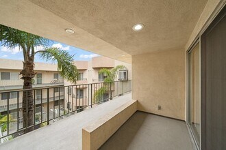730 Pine Ave. in Long Beach, CA - Foto de edificio - Building Photo