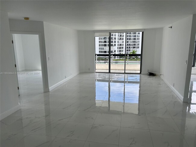 3530 Mystic Pointe Dr, Unit 813 in Aventura, FL - Foto de edificio - Building Photo