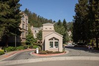 240 Caldecott Ln, Unit 108 in Oakland, CA - Building Photo - Building Photo