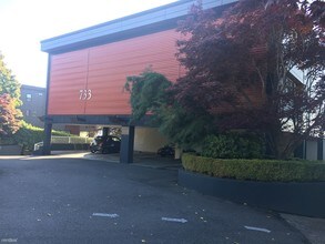 733 Lake St S in Kirkland, WA - Building Photo - Building Photo