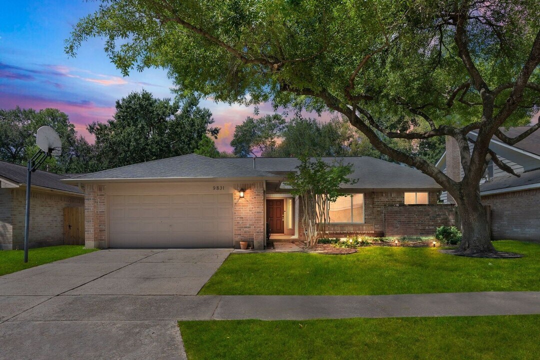 9831 Meadow Bend Ln in Houston, TX - Building Photo