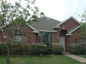 2003 Gardenridge Dr in Glenn Heights, TX - Building Photo - Building Photo