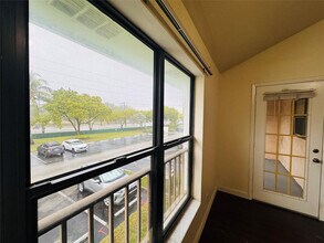 4090 N Pine Island Rd in Sunrise, FL - Building Photo - Building Photo