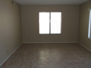 7245 Great Oak Ave in Las Vegas, NV - Building Photo - Building Photo