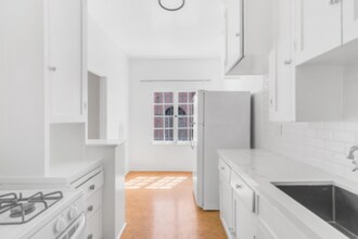 366 N Sierra Bonita Ave, Unit 104 in Los Angeles, CA - Building Photo - Building Photo