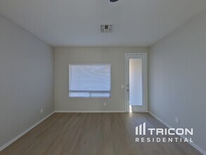 7215 S 38th Dr in Phoenix, AZ - Foto de edificio - Building Photo