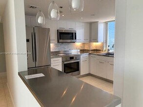 1627 Brickell Ave in Miami, FL - Foto de edificio - Building Photo