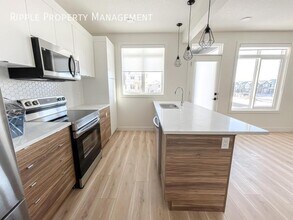 10060-10046 46 St NE in Calgary, AB - Building Photo - Building Photo