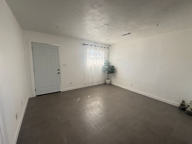 45025 10th St W in Lancaster, CA - Building Photo - Building Photo