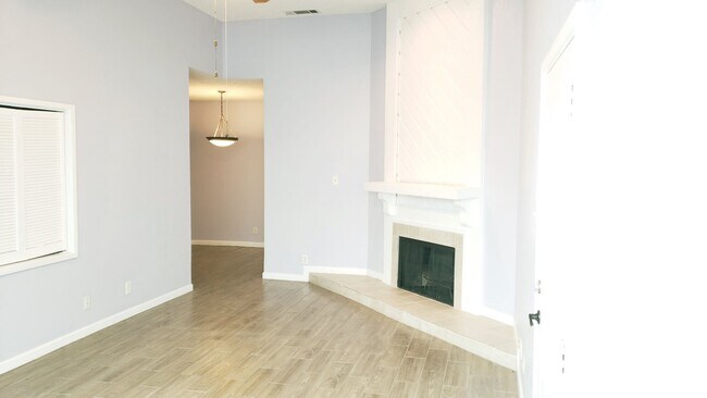 2105 Count Fleet Dr-Unit -212 in Arlington, TX - Building Photo - Building Photo