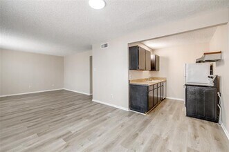304 College St in Arlington, TX - Building Photo - Building Photo