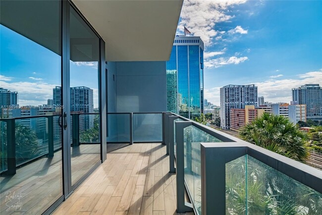 88 SW 7th St in Miami, FL - Building Photo - Building Photo