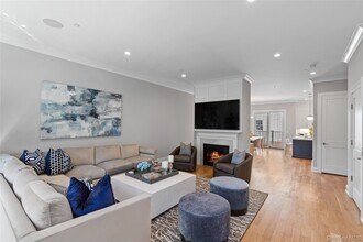 906 Mill Creek S in Roslyn, NY - Building Photo - Building Photo