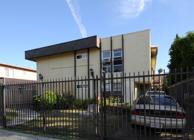 14747 Delano St in Los Angeles, CA - Building Photo - Building Photo