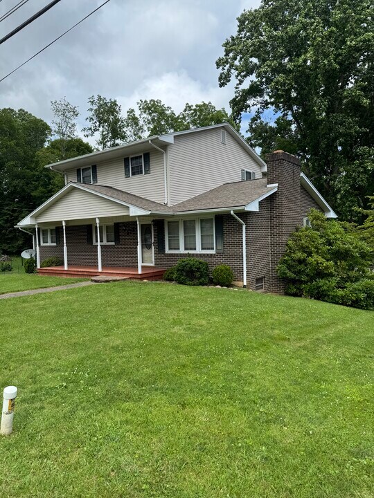 952 Middle Ave in Marion, VA - Building Photo