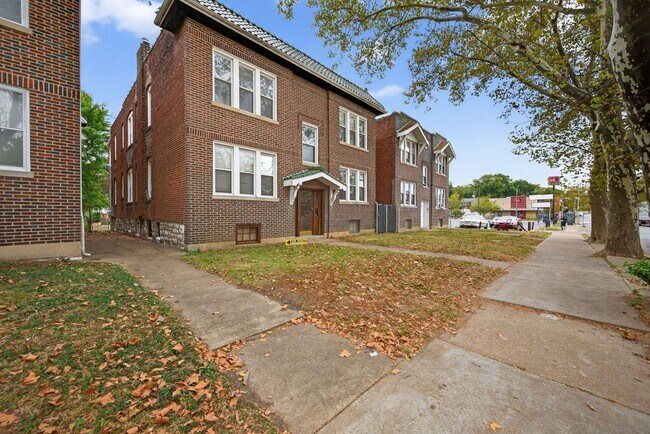 property at 5524 S Grand Blvd