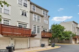 8154 Skelton Cir in Falls Church, VA - Foto de edificio - Building Photo