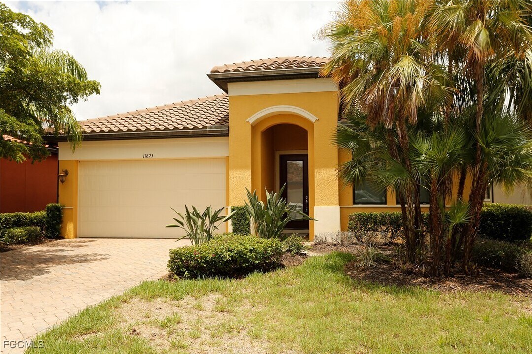 11823 Timbermarsh Ct in Ft. Myers, FL - Building Photo
