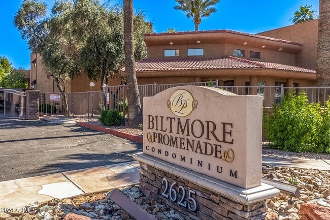 2625 E Indian School Rd, Unit 228 in Phoenix, AZ - Foto de edificio - Building Photo