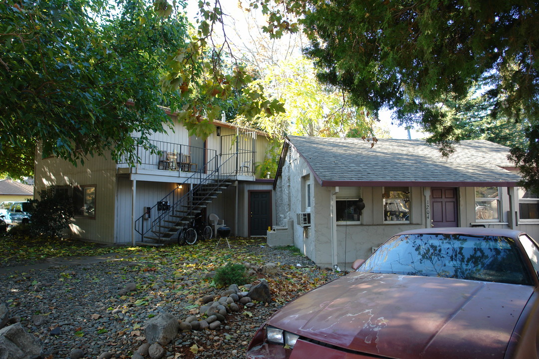 1204 W 5th St in Chico, CA - Building Photo