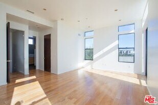 8639 Whitworth Dr in Los Angeles, CA - Building Photo