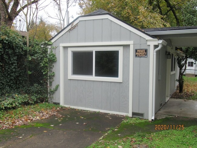412 W Umpqua St in Roseburg, OR - Building Photo - Building Photo