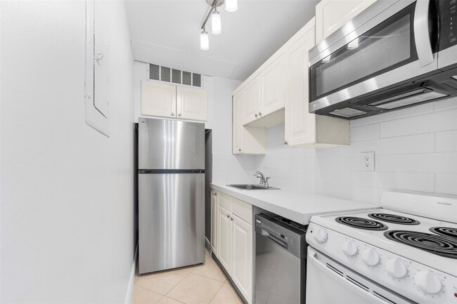 815 Middle River Dr in Fort Lauderdale, FL - Building Photo - Building Photo