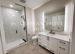 18 Artisan Dr, Unit 205 in Salem, NH - Foto de edificio - Building Photo