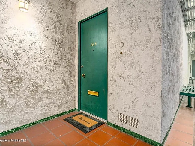 985 E California Blvd, Unit 103 in Pasadena, CA - Building Photo - Building Photo