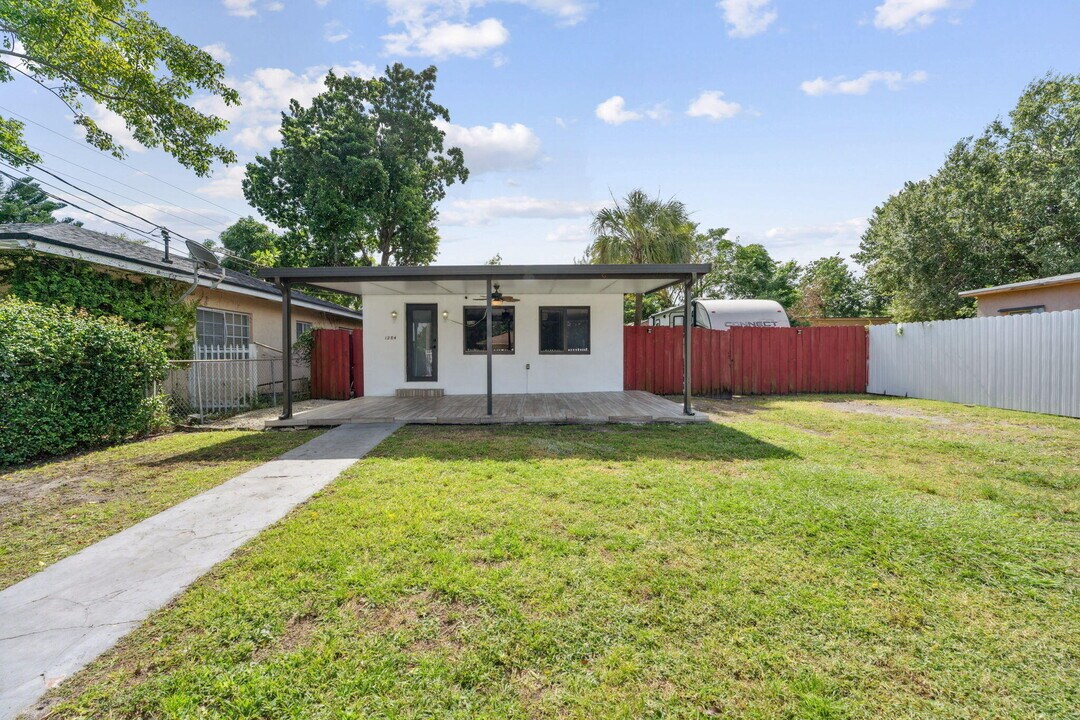 1204 NW 70th St in Miami, FL - Building Photo