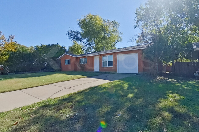 1704 E Lovers Ln in Arlington, TX - Building Photo - Building Photo