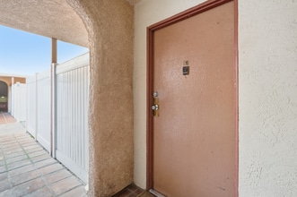 7924 Woodman Ave in Los Angeles, CA - Foto de edificio - Building Photo