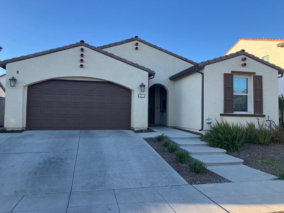 911 Orchard Hills Rd in Madera, CA - Building Photo