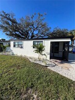 712 Camellia Dr in North Fort Myers, FL - Building Photo