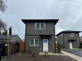 534 Putnam St in Medford, OR - Building Photo