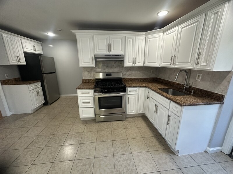128 S Main St in Manchester, CT - Building Photo