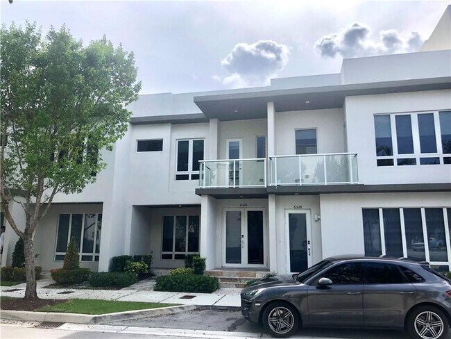 6326 NW 105th Pl in Doral, FL - Building Photo - Building Photo