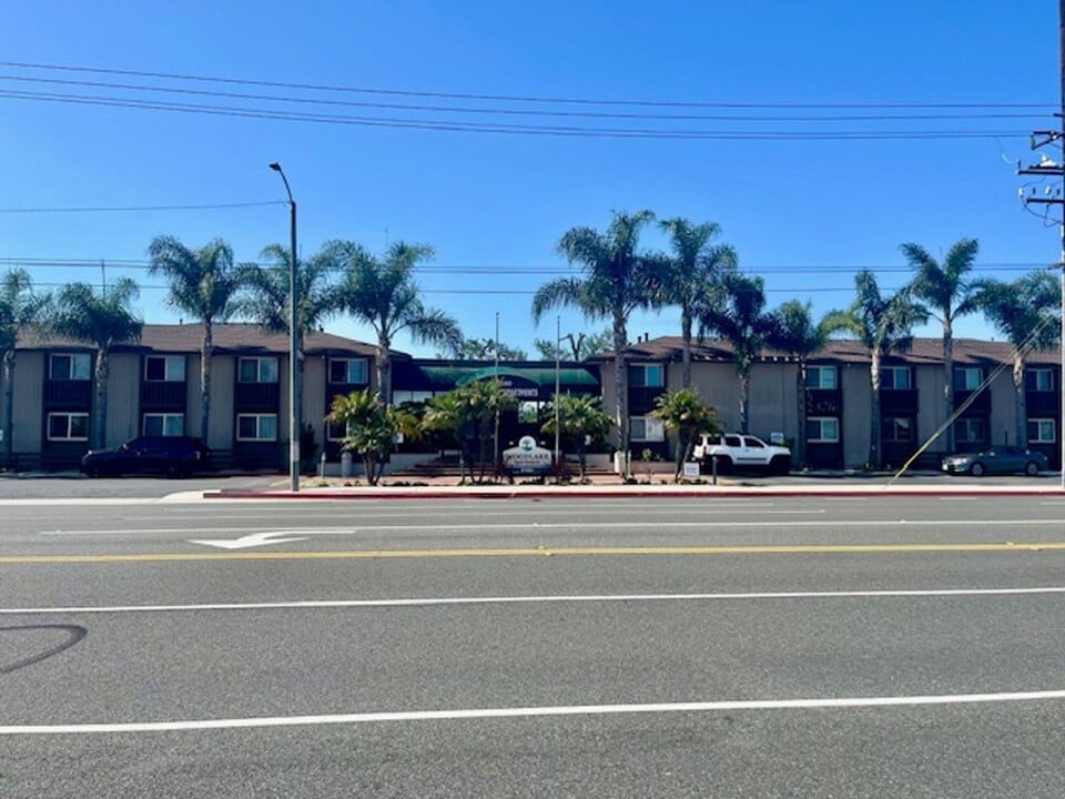 Woodlake in Huntington Beach, CA - Foto de edificio