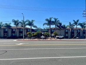 Woodlake in Huntington Beach, CA - Foto de edificio - Building Photo