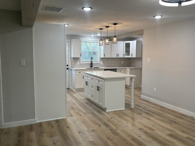 304 E Tom Green St in Brenham, TX - Building Photo - Building Photo