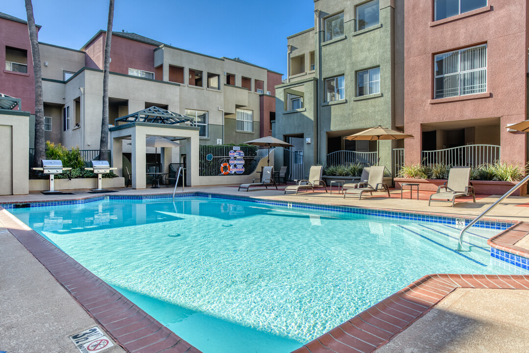 CentrePointe Apartments in Los Angeles, CA - Building Photo