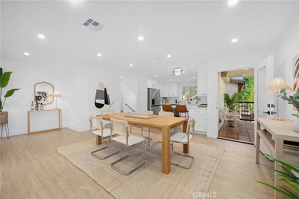 5248 Segals Way in Van Nuys, CA - Building Photo
